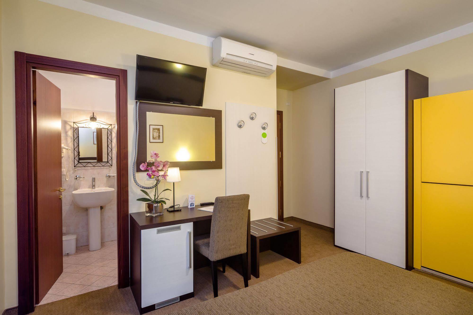 Hotel Boccascena Генуя Экстерьер фото